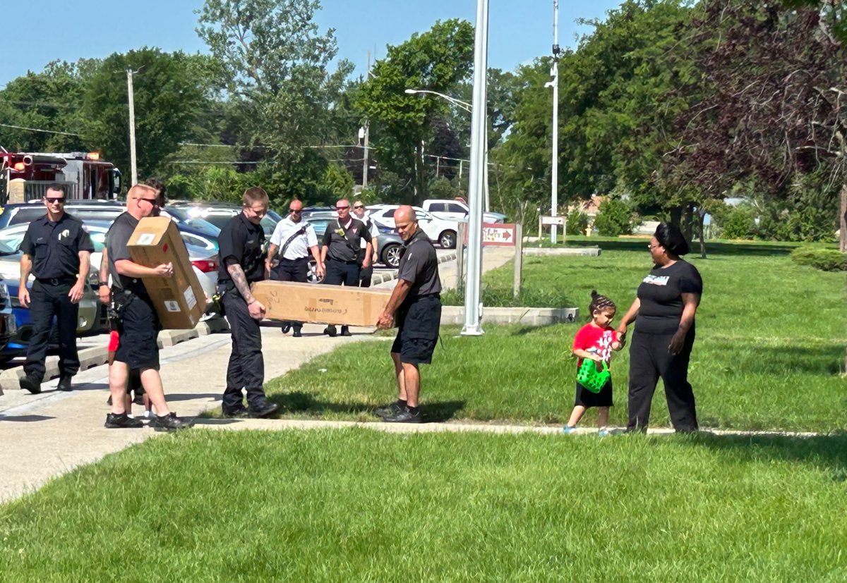 PFireBuddies's tweet photo. 📣 Introducing the newest Fire Buddy from Kankakee, IL, Ahmad.📣

The visit was filled with fun, smiles and even some cool gifts! 😃🎁

Please help us welcome Ahmad to the Project Fire Buddies family.  💚 https://t.co/k4yz0dNkRb