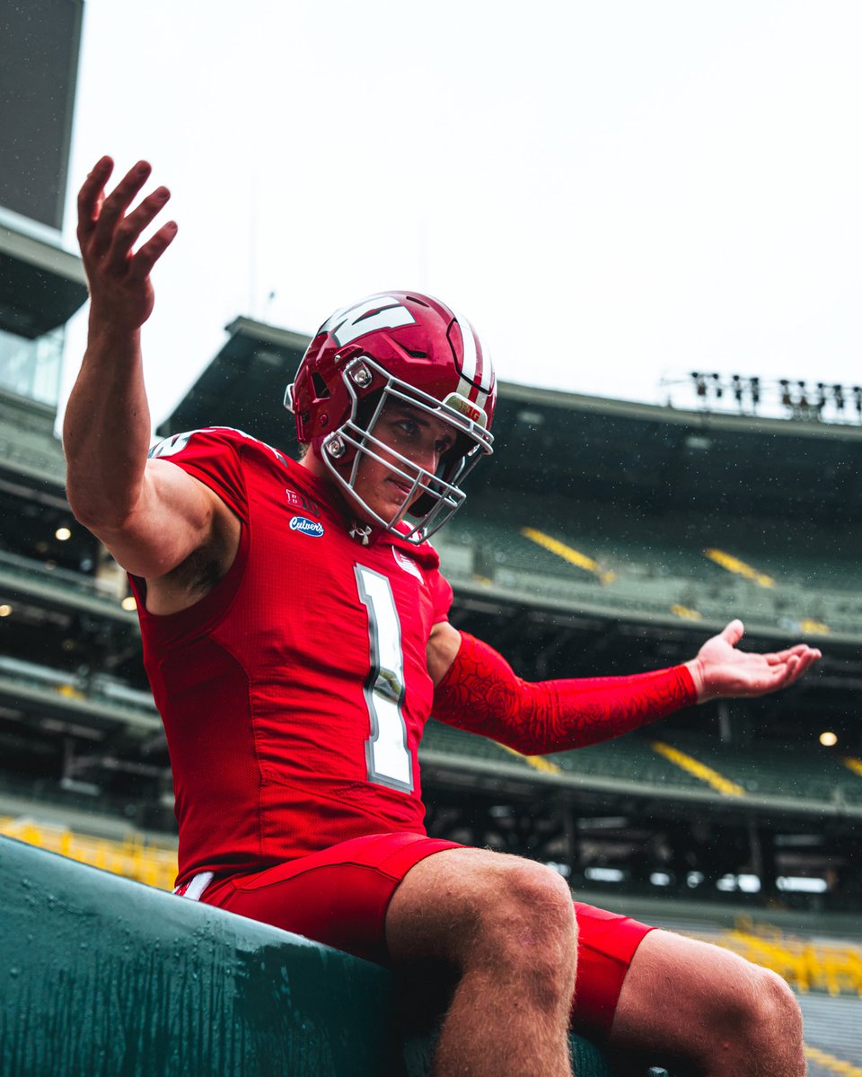 BadgerFootball's tweet photo. The uniform meets the venue 🤝 https://t.co/Ni8IVt20Ad