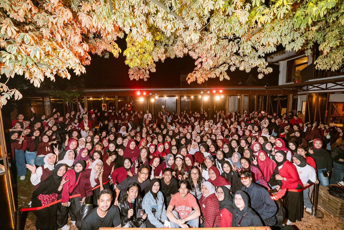 1tsscaa_'s tweet photo. Liat foto ini jadi sedih, huftttt. Ini event satu²nya dri ofc yg berhasil dapet tiketnya, waktu itu excitednya beneran gak ilang². Walaupun ada pro dan kontranya tp ttp memoreble bngttt. Hoping that someday there will be warmth and joy far, far, far greater than this moment. https://t.co/fsqy5gmKZ2