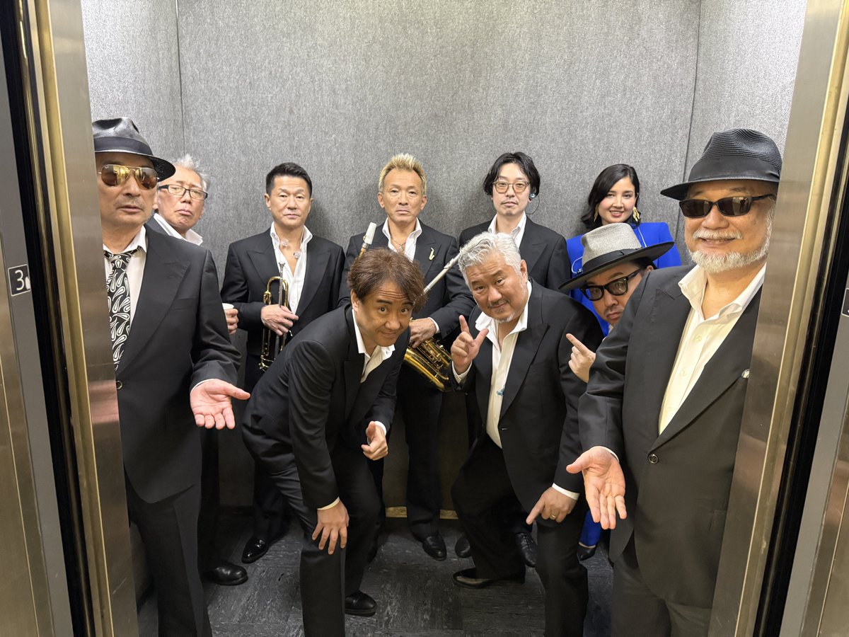 CKB_official's tweet photo. ビルボードライブ東京1日目ありがとうございました！！

暑さも悲しみも吹き飛ばし、素敵な空間をさらに彩る皆様の声援、最高にイイネッ！！！

これからもより良いステージをお届けできるよう努めてまいりますので、引き続き温かい応援をよろしくお願いいたします🥳

by staff

#クレイジーケンバンド https://t.co/NnsXRVdQxo