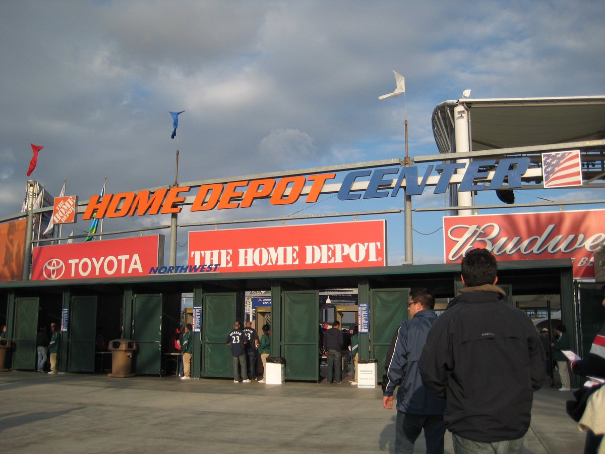 GalaxyHistory's tweet photo. On this day in 2002, AEG announced that it had come to terms on a 10-year, $70 million stadium naming rights deal with The Home Depot. "We have been preaching that this facility is going to be revolutionary, a brand new dream of sports in this country" - Tim Leiweke https://t.co/fOE2X2eEVG