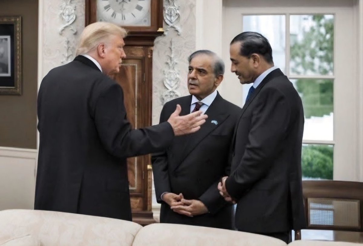 Parizaad_reborn's tweet photo. یہ شرمناک تصویر GHQ کے گیٹ پر آویزاں ہونی چاھیئے https://t.co/bqZMjkxaWC