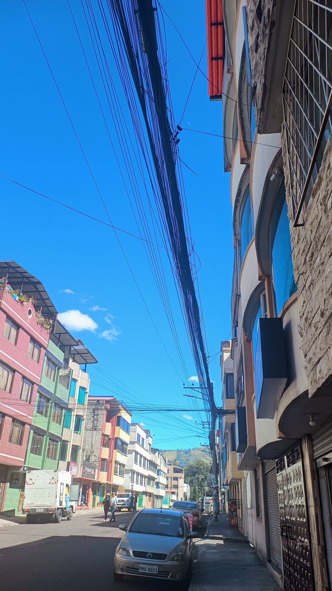 ChanJo26's tweet photo. Es increíble como no exista una ordenanza o algo que les obligue a estas empresas que una vez te finalizados sus contratos, retiren todo su tendido alambrico porque ya no hay donde y siguen en el enjambre
@pabelml
@MunicipioQuito 
@ClaroEcua @NetlifeEcuador @FibramaxEcuador https://t.co/rDW3u0LE5n