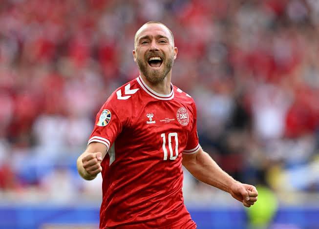 EPL_Gunlukleri's tweet photo. Christian Eriksen, doktorların ‘Futbolu bırakmak zorundasın’ demesine rağmen geri dönmeye hazırlanıyor. 

📌 İki kez sahada, iki kez de antrenmanda kalp rahatsızlığı nedeniyle bilinci kapanan Eriksen, yakın zamanda antrenmanlara geri dönecek.  

(Daily Mail) https://t.co/ES0wUyBvlz