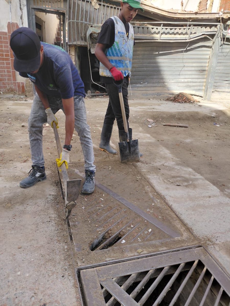 AlcaldiaBaruta's tweet photo. ¡Feliz día, baruteños!🍃
Nuestras cuadrillas de #AcciónInmediata se encuentran realizando diversas labores en nuestro municipio:
🍃Desmalezado:
📍Av. #CircunvalaciondelSol
📍Urb. #LaTrinidad
🚧Limpieza de drenaje
📍Sector. #LasMinas
🍃Saneamiento ambiental:
📍Urb. #LaTahona https://t.co/Q9mBJ0wdik