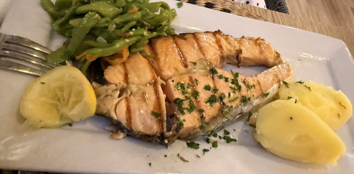 TURGALITAS's tweet photo. Salmão na grelha 

Restaurante TábuaRasa 
Santa María de Feira https://t.co/Mc49HP2ZTg