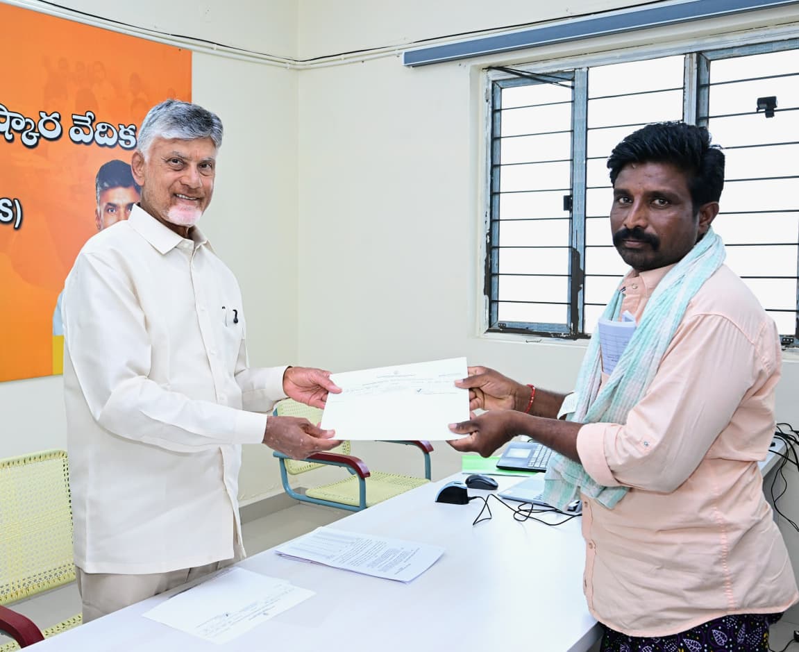 AndhraPradeshCM's tweet photo. బేతంచెర్ల మండలం గుట్టుపల్లెలో గత పాలకులు 22ఏ జాబితాలో పెట్టిన భూములకు గౌరవ ముఖ్యమంత్రి శ్రీ నారా చంద్రబాబునాయుడు విముక్తి కలిగించారు. భూముల వివాదం పరిష్కరించేందుకు స్వయంగా బనగానపల్లె తహసీల్దార్ కార్యాలయానికి వెళ్లిన సీఎం అక్కడి రైతులకు 22ఏ జాబితా తొలగింపు ఉత్తర్వులను అందించారు.
#PattadarPassbooks 
#FarmersFriendlyGovt
#IdhiManchiPrabhutvam
#AndhraPradesh