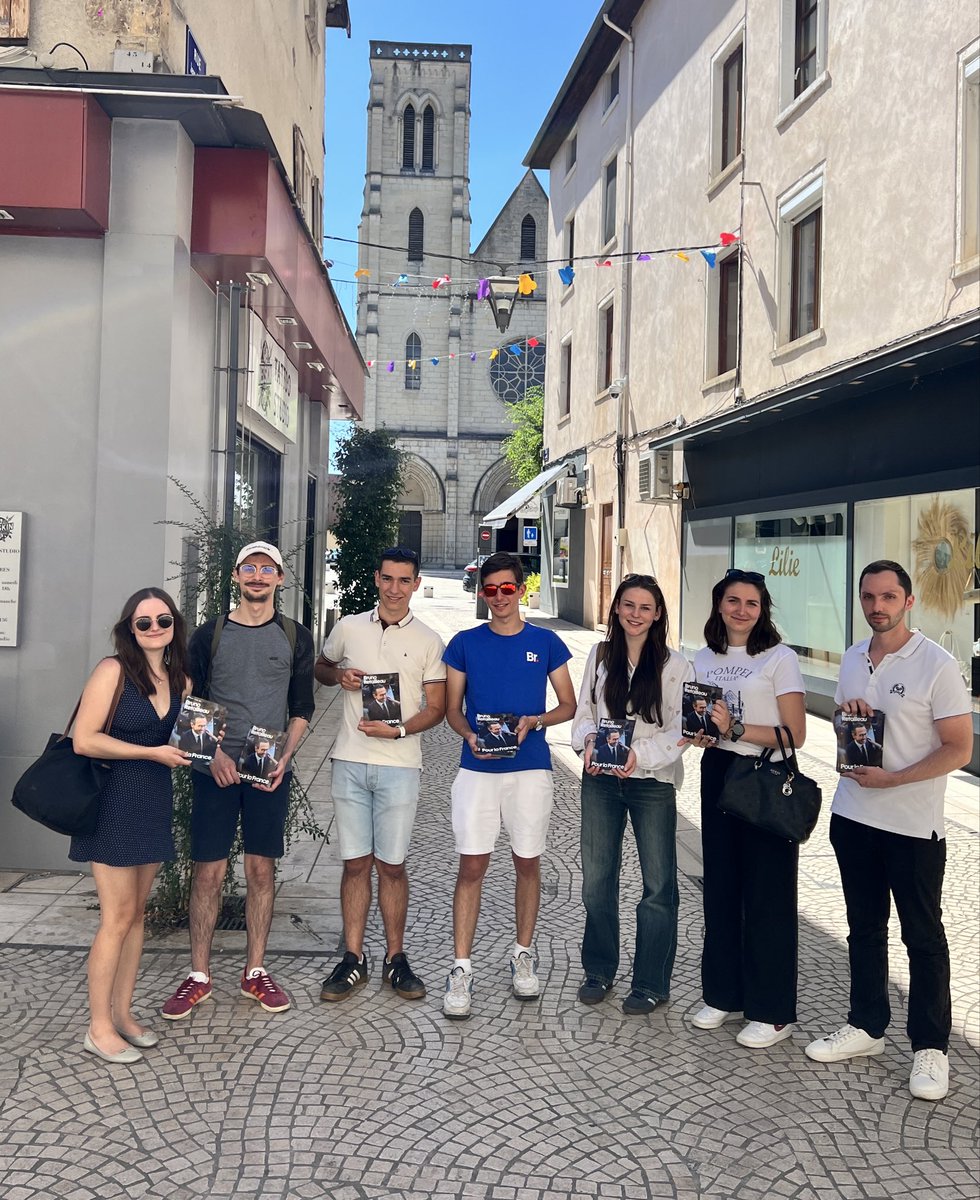 jeunesreps38's tweet photo. 📄☀️ | Nous étions ce week-end à 
Bourgoin-Jallieu, dans le Nord-Isère, pour un tractage suivi d’un boîtage, ainsi que dans le Rhône, samedi matin, pour un tractage sur un marché avec nos amis lyonnais.

Nous étions enfin rassemblés, samedi soir, pour le match de nos Bleus ! 🇫🇷 https://t.co/EsLHU9lsKy