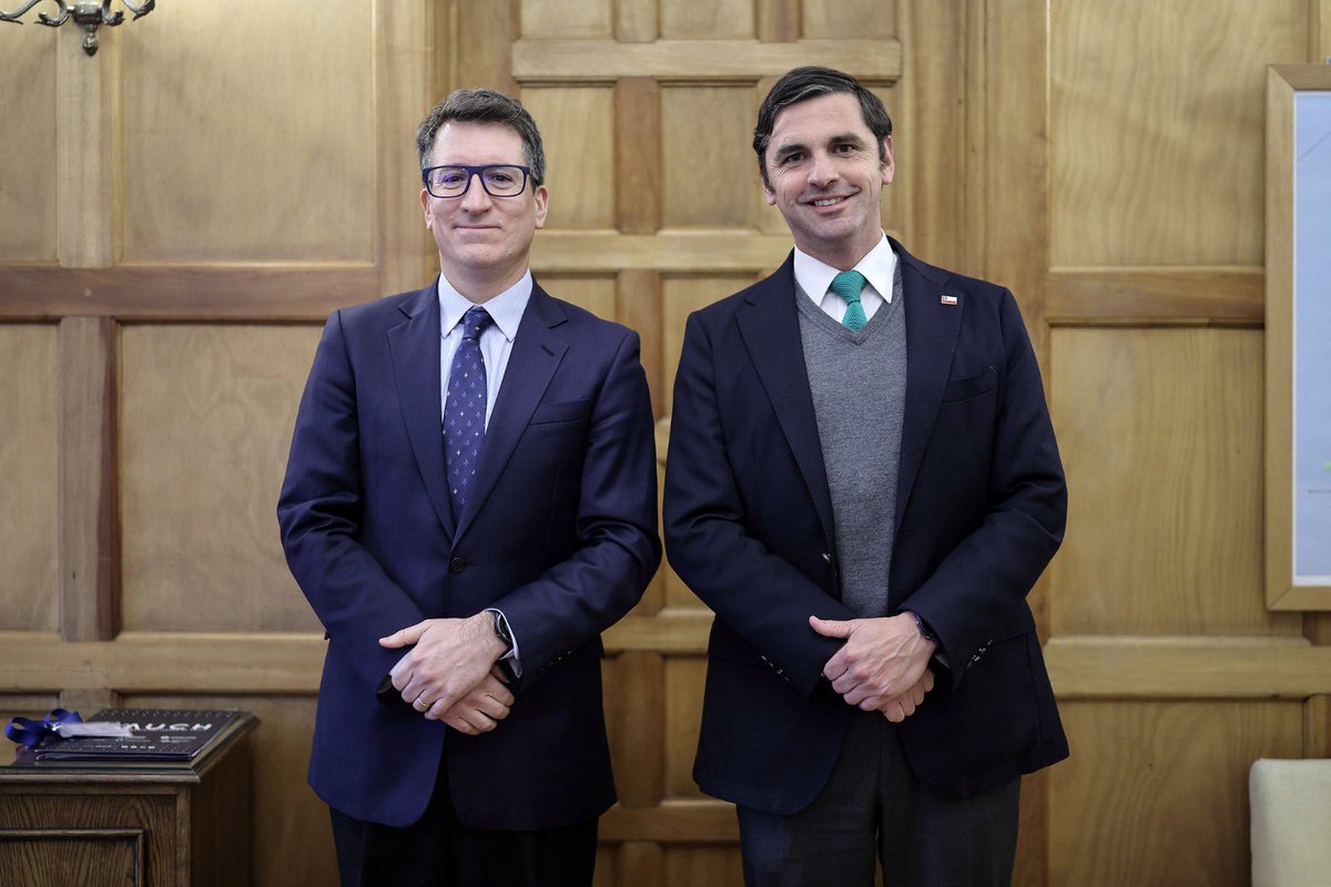 Corfo's tweet photo. Nuestro VPE, José Mujica, se reunió con el subsecretario de Desarrollo Regional y Administrativo (@laSubdere), Sebastián Figueroa, para abordar la coordinación institucional con el objetivo de generar más valor desde los territorios de la mano del emprendimiento y la innovación. https://t.co/5zI6mG9vkp
