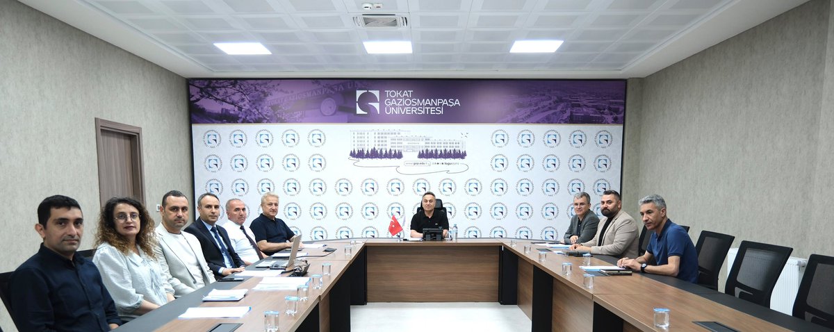 profdrfatihylmz's tweet photo. 🚀 TOGÜ’de Dijital Dönüşümde Yeni Dönem Başlıyor

Cumhurbaşkanlığımızın dijitalleşme ve yapay zekâ vizyonu ile Yükseköğretim Kurulunun 2030 Yükseköğretim Vizyonu doğrultusunda, Tokat Gaziosmanpaşa Üniversitesi olarak geleceğin üniversitesini bugünden inşa ediyoruz.

Üniversitemizde kurduğumuz Yapay Zekâ ve Dijital Dönüşüm Koordinatörlüğü ile Sağlıkta Dijital Dönüşüm Koordinatörlüğü öncülüğünde; akıllı kampüs, dijital yönetim ve yapay zekâ destekli eğitim süreçleri konusunda önemli adımlar atıyoruz.

2026-2027 eğitim-öğretim döneminde ilk kez hayata geçireceğimiz dijitalleşme programlarımızı; Yapay Zekâ ve Dijital Dönüşüm Koordinatörümüz, Bilgi İşlem Daire Başkanımız, koordinatörlükte görevli akademisyenlerimiz ve üst yönetimimizle birlikte değerlendirdik.

Bu kapsamda ilk ve en önemli adımımız olarak **“Yapay Zekâ Okuryazarlığı Eğitim Seferberliği”**ni başlatıyoruz. Tüm öğrencilerimizin yapay zekâyı doğru, etik ve etkin biçimde kullanabilmeleri için Yapay Zekâ Okuryazarlığı dersini zorunlu seçmeli ders olarak sunmayı hedefliyoruz.

Ayrıca üniversitemizde;

✅ Dijital Yoklama Sistemi
✅ Dijital Muafiyet Sistemi
✅ Akıllı Güvenli Kampüs Uygulaması
✅ Bankacılık ve Sigortacılık Dijital Uygulama Modülü
✅ Dijital Ders Programı
✅ Dijital Program Kılavuzu
✅ TOGÜ AI destekli web bilgilendirme sistemi

gibi uygulamaları öğrencilerimizin, akademik ve idari personelimizin hizmetine sunuyoruz.

Tokat Gaziosmanpaşa Üniversitesi olarak; bilgiyi teknolojiyle, eğitimi dijital imkânlarla, kampüs yaşamını yapay zekâ destekli çözümlerle buluşturarak akıllı kampüs ve dijital üniversite vizyonumuzu kararlılıkla sürdürüyoruz.

Geleceğin üniversitesini, öğrencilerimizle ve akademik kadromuzla birlikte TOGÜ’de inşa ediyoruz.

#TOGÜ #DijitalDönüşüm #YapayZeka #AkıllıKampüs #Yükseköğretim #GaziosmanpaşaÜniversitesi