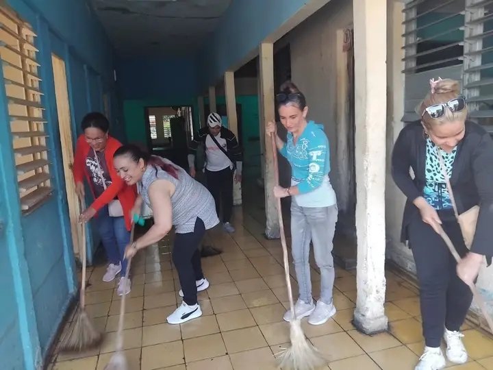 CP6SLucia's tweet photo. Realizan jornadas de higienizacion en el hogar de ancianos del municipio https://t.co/FZ4dmVz4P5