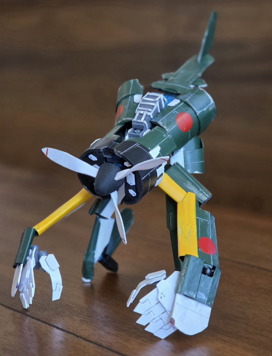 ILOVEINNOKOmk3's tweet photo. 「零式艦上戦闘姫」

百均の材料で作った零戦から3段変形するロボ娘(再掲) https://t.co/giTYDFLBNr