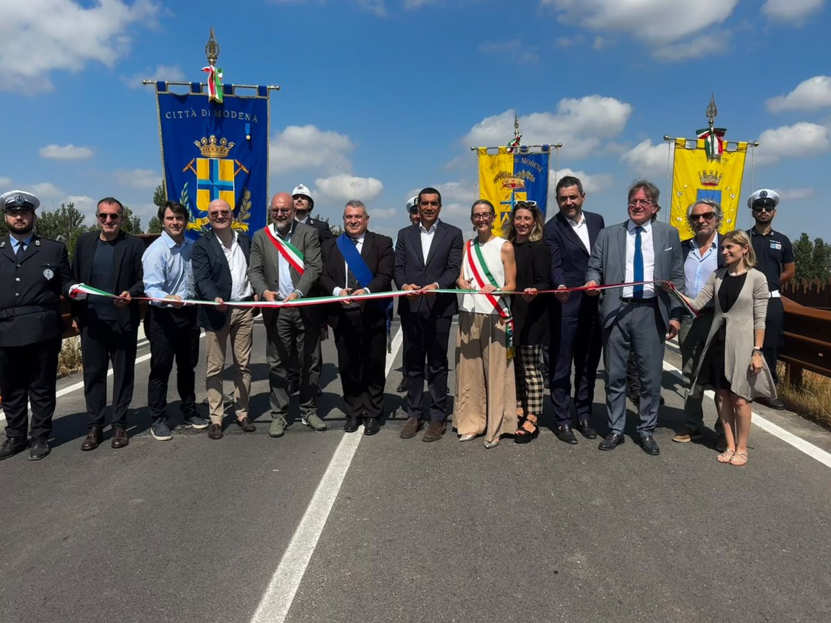 RegioneER's tweet photo. #Infrastrutture. Inaugurato il nuovo Ponte dell’Uccellino tra Modena e Soliera: migliora i collegamenti tra le due sponde del Secchia e aumenta la sicurezza idraulica anche in caso di piena. La #notizia 👉 https://t.co/sGzljyuroa https://t.co/bPhXshsE5g