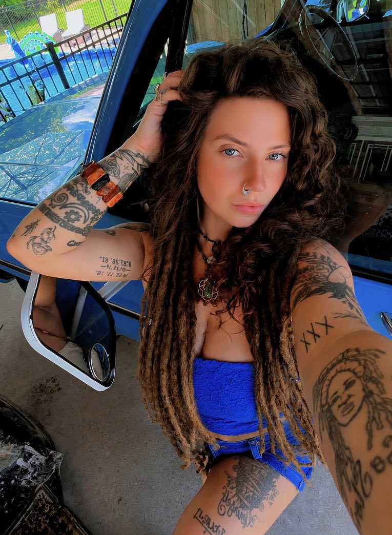 EllenBreithaupt's tweet photo. Some old trucks just hit different. Blue lace 💙, black ink⚡️, and that Chevy bowtie 😮‍💨🔥 https://t.co/2JUDUghdxk
