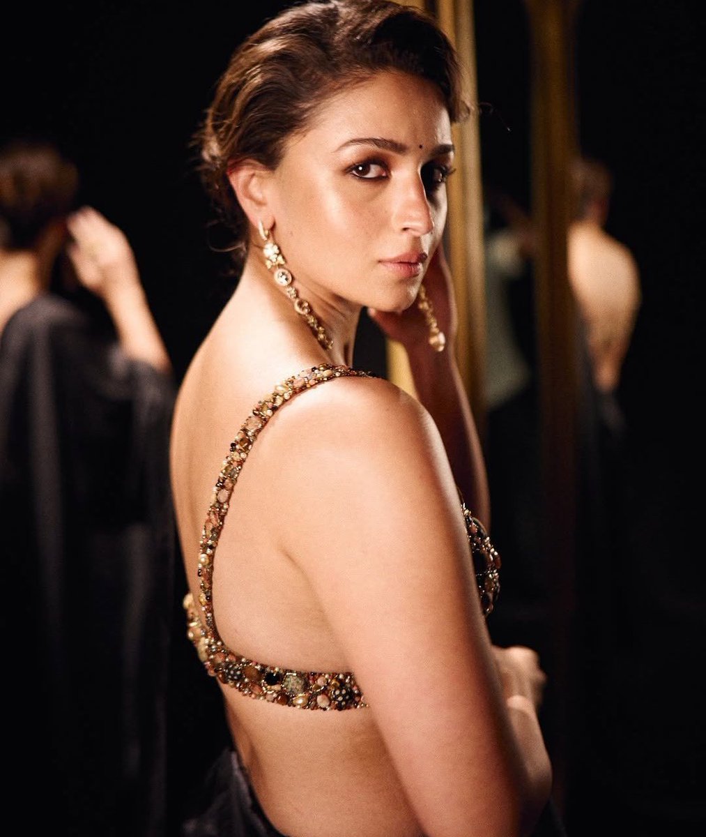 Cine_Uncensored's tweet photo. Filmography Of Alia Bhatt In Bollywood - 

#Alpha — Disaster
Jigra — Disaster
Heart of Stone — Disaster
Rocky aur Rani — Hit 
Brahmastra — Disaster
Darlings — Disaster
RRR — Blockbuster (Limited Role)
Gangubai — Hit
Sadak 2 — Disaster
Kalank — Disaster
Gully Boy — Hit
Raazi — Hit
Badrinath Ki Dulhania — Hit
Dear Zindagi — Flop
ADHM — Hit
Udta Punjab — Hit
Kapoor & Sons —Hit
Shaandaar — Disaster
Humpty Sharma Ki Dulhania — Hit
2 States — Hit
Highway — Flop
SOTY — Hit 

Comment Your Favourite Movie Below 👇 👇