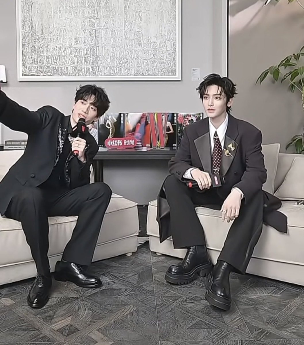 ncybear's tweet photo. Last but not least, we also have good friend Pang Bo who Xiao Hou met in #Tenday! He does not play a good friend in #KeytothePhoenixHeart though 🥸 He was the backstage host for 2025 W Gala as well~
#HouMinghao #XiaoWuyi https://t.co/wf6H7PQ7xA