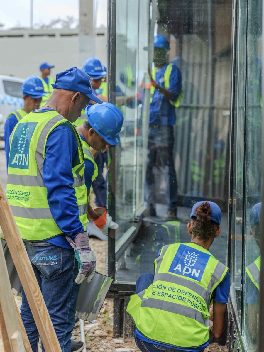 AlcaldiaDN's tweet photo. 🚧🌿 ¡Con visión, orden y firmeza seguimos trabajando por una ciudad más organizada! Continuamos con los operativos de fiscalización y recuperación de espacios públicos. En esta ocasión, intervenimos un área verde residencial en el sector Mata Hambre. https://t.co/Dt44RL1jux