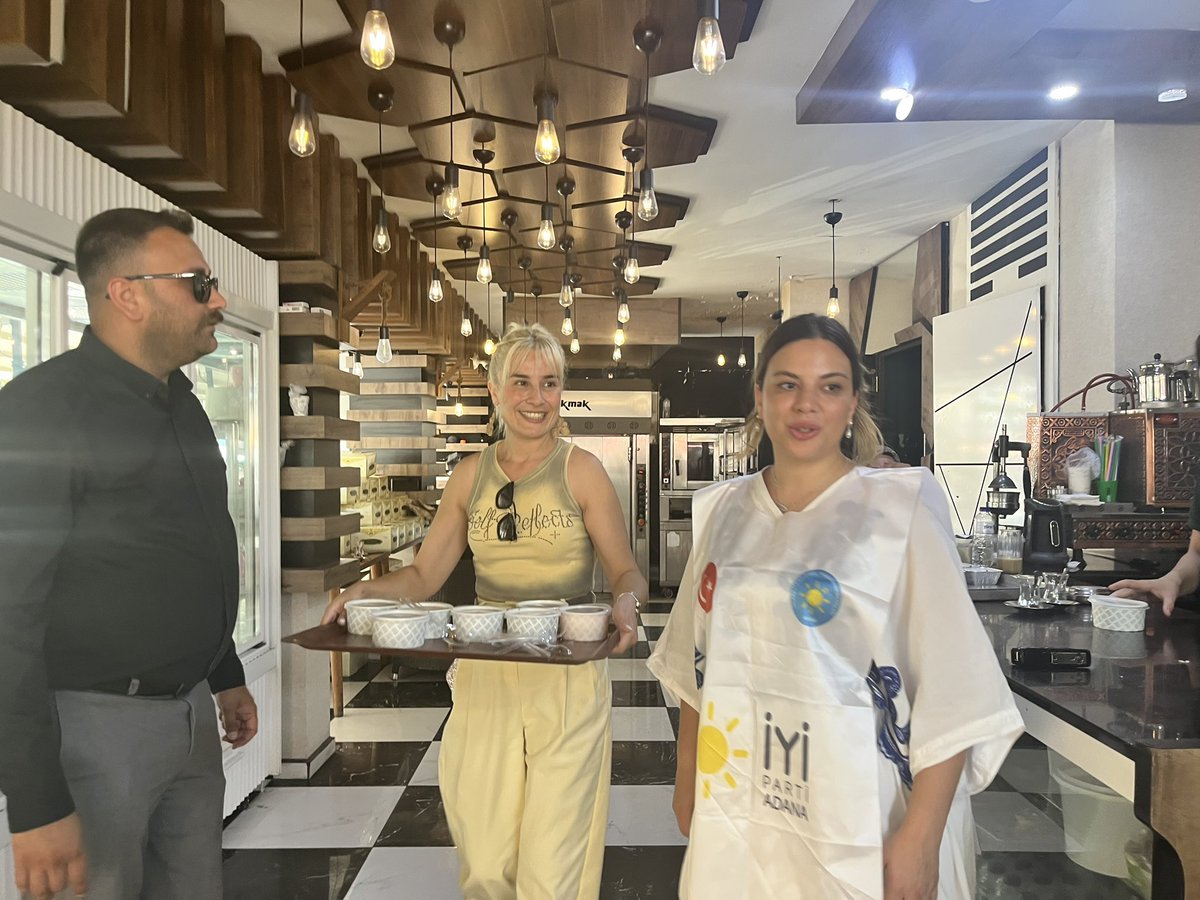 iyipartiadana_'s tweet photo. 📍 Adana

İl Başkanlığımızda gerçekleştirdiğimiz Muharrem ayı aşure programının ardından, esnafımız ve vatandaşlarımızla bir araya gelerek aşure ikramında bulunduk.

Birlik, beraberlik ve paylaşmanın simgesi olan aşuremizin bereketini hemşehrilerimizle paylaşarak, Muharrem ayının manevi iklimini hep birlikte yaşadık.

Muharrem ayının birlik, beraberlik ve dayanışma ruhunun daim olmasını temenni ediyoruz.

@iyiparti 
@batur_eroglu 
@ayyuceturkestas