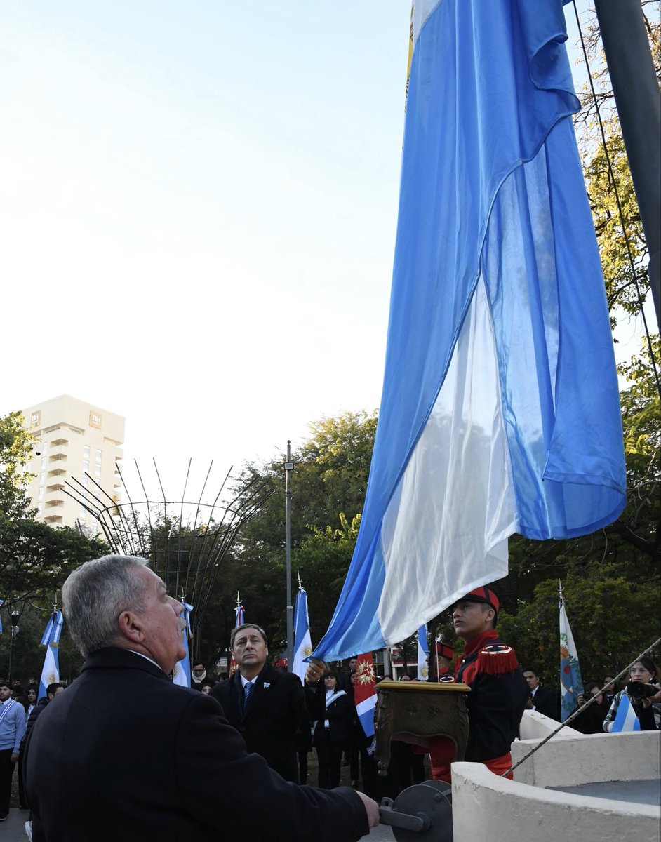 EliasSuarezSDE's tweet photo. 𝗛𝗢𝗡𝗥𝗔𝗠𝗢𝗦 𝗡𝗨𝗘𝗦𝗧𝗥𝗔 𝗜𝗡𝗗𝗘𝗣𝗘𝗡𝗗𝗘𝗡𝗖𝗜𝗔 🇦🇷

Hoy 9 de Julio participé de los actos oficiales por el 210º aniversario de la Independencia de nuestra Patria junto a autoridades, representantes de instituciones y vecinos de toda la provincia.

Compartimos el izamiento de la Bandera Nacional, el solemne Tedeum, el tradicional chocolate patrio y el desfile cívico-militar, reafirmando nuestro compromiso con los valores que dieron origen a nuestra Nación.

Con orgullo de ser argentinos y santiagueños, renovamos el compromiso de seguir trabajando con responsabilidad, unidad y una visión de futuro para construir una provincia con más oportunidades para todos.
