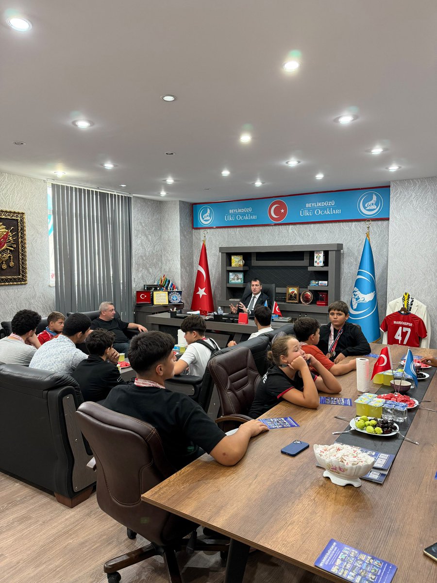 eremsayinserkan's tweet photo. Beylikdüzü Kavaklı Ortaokulu Güreş Spor Kulübü’nün birbirinden kıymetli sporcu kardeşlerimizi ve değerli hocalarımızı kutlu ocağımızda misafir etmekten büyük memnuniyet duyduk.

Ziyaretleri vesilesiyle, 665. Kırkpınar Yağlı Güreşleri’nde üçüncülük elde ederek bizleri gururlandıran kıymetli kardeşimiz Kuzey Pınarcı’yı ayrıca tebrik ettik. Başarılarının daim olmasını temenni ederek her zaman yanlarında ve destekçileri olduğumuzu ifade ettik.

Sohbetimiz sırasında Ülkü Ocakları olarak gençliğimize yönelik yürüttüğümüz eğitim, kültür, spor ve sosyal faaliyetlerimiz ile projelerimiz hakkında kendileriyle istişare etme imkânı bulduk.

Nazik ziyaretleri için başta Okul Müdürümüz Sn. Orçun Yılmaz olmak üzere sporcu kardeşlerimize ve kıymetli hocalarımıza teşekkür ediyor, tüm evlatlarımıza başarılarla dolu bir spor hayatı diliyoruz.

Türk gençliği; ahlakıyla, disipliniyle ve başarısıyla geleceğimizin en büyük teminatıdır.
@ayyildirim1 @Aalparslandogan @MuratYukselMY @EmrullaGunay