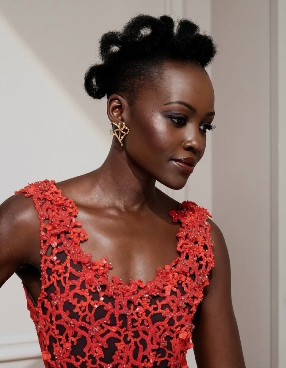 TheCinesthetic's tweet photo. Lupita Nyong’o stuns at THE ODYSSEY premiere in Paris. 📸 https://t.co/SHZwiPd1KX