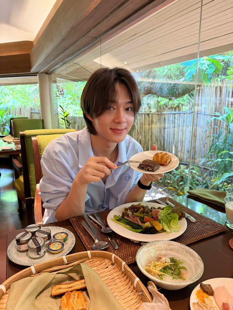 Hello_asian's tweet photo. ซี-นุนิว เปิดครอส ถ่ายรูปเดี่ยวอย่างไรให้รู้ว่ามีคู่ !!! 🤭 #ZeeNunew 

ซี-นุนิว กับทริปทะเล แสนหวาน ที่แทบไม่มีรูปคู่เลย แต่หวานมากกกก 💕
ทริปที่มีแค่เราสอง เพราะผลัดกันถ่าย ผลัดกันลง !! เบาหวานขึ้นตากันทั้งด้อม 😍 
เป็นการพักผ่อน ที่ทำเอาทุกคนมีความสุขไปด้วยจริงๆ 
 ☺️
วันที่ 13 ไม่รู้จะถามเรื่องไหนก่อนเลย🤭🤭🤭 
Cr. IG new_cwr IG zeepruk