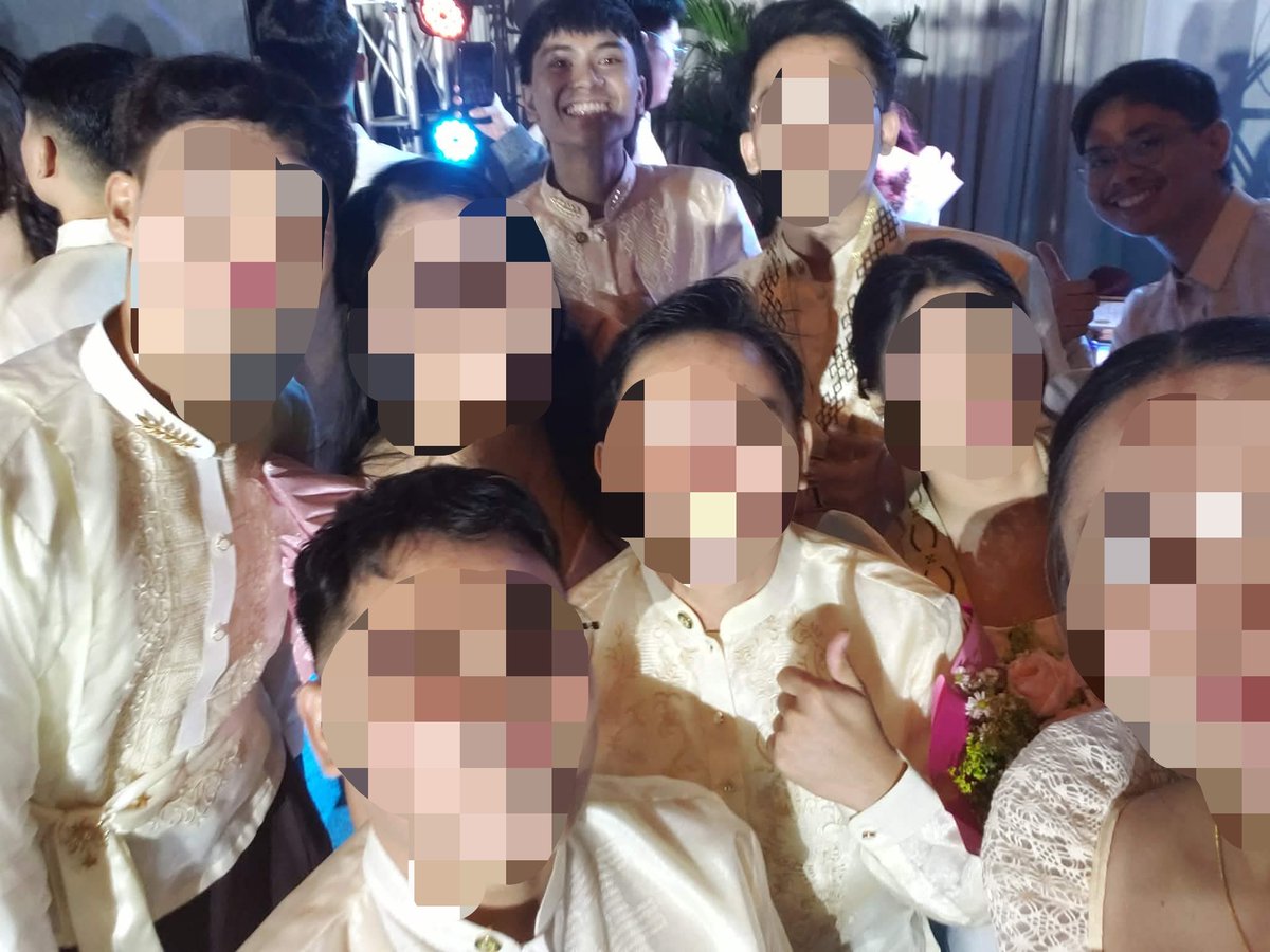 CPAcost_acctg's tweet photo. Pahelp guys sino to asa likod namin HAHAHAHAHAHAHAHAHAH pasabi dm lang siya para makuha soft copy ng pic eme 🤣🤣🤣🤣 baka red string theory din to maawa kayo 😭😭 https://t.co/oaOTDX9S7g