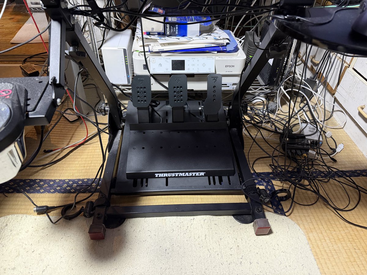 ikuoyosh's tweet photo. ハンコンThrustmaster T598のペダルをアップグレード。標準は2ペダルなので、レースゲームでは使い物にならなかったけど、ようやく3ペダルの完全体に。T300用ペダルからリプレイスするのに、ハンコンベースへネジ留めできなくて、台座の加工に苦労しました。 https://t.co/NupTkRBmQ1