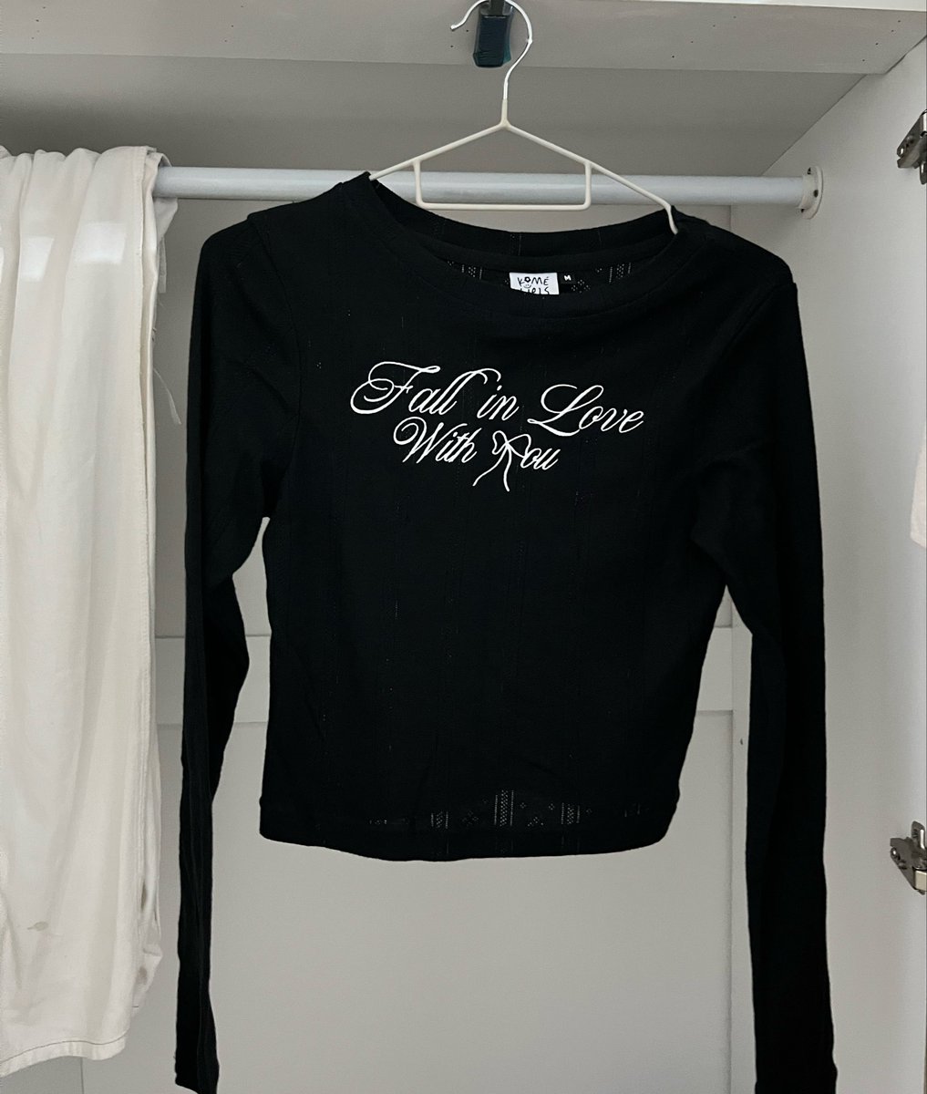 Ffichita67's tweet photo. ￼kome.offi เสื้อคอกลมแขนยาว 
🍎 150.- 

￼ #ส่งต่อstylist #ส่งต่อcintage #ส่งต่อเสื้อผ้า   #cintageshop #stylistshop #ส่งต่อ23begins https://t.co/Vn0jLnFc8g