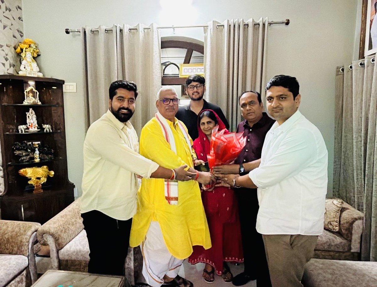 Mohitshbjp's tweet photo. राजस्थान के गृह राज्य मंत्री आदरणीय श्री जवाहर सिंह जी बेड़म आज हमारे चोमू  मगध नगर स्थित निज निवास पर पधारे ।
परिवारजनों द्वारा स्वागत ।
@jawaharbedam https://t.co/JMLuTuKvIV