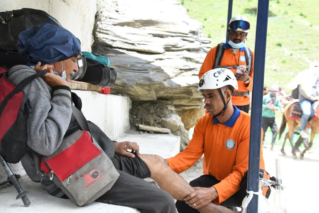 crpfindia's tweet photo. Through long-range patrols and strategic sanitization, our brave security forces are ensuring a safe, secure, and seamless Amarnath Yatra.

​By guarding every route and securing every approach to the holy cave, they stand as an impenetrable shield for pilgrims. 

#NationFirst
#Vandematram150 
#MissionNaxalMuktBharat2026
@gpsinghips
@crpf_j
@crpf_srinagar
@KOSCRPF
@jammusector