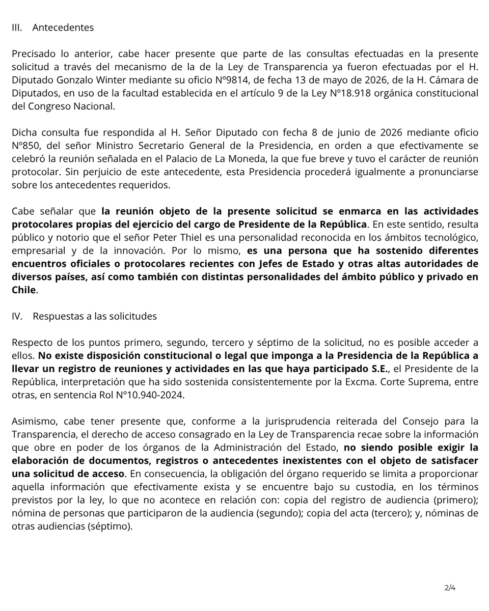 gonzalowinter's tweet photo. El plazo venció y la Presidencia de la República ha respondido a nuestra solicitud de transparencia sobre los detalles de la reunión entre José Antonio Kast y Peter Thiel.

La respuesta confirma que la reunión no fue solamente protocolar, hablaron sobre "oportunidades y desafíos que plantea el desarrollo de la inteligencia artificial en el contexto actual, así como sus potenciales implicancias para los Estados y el ejercicio de la función pública". Sin embargo, se niegan a informar quiénes participaron o si hubo documentos asociados.

La explicación es llamativa, dicen que no tienen los antecedentes, pero que si los tuvieran, no los entregarían por considerarlos reservados, dado que afectaría la seguridad de la Nación y el interés nacional.

Pero aquí hay una pregunta de fondo. Peter Thiel es uno de los empresarios más influyentes del mundo en tecnologías de vigilancia e inteligencia, a través de empresas que hacen negocios con Estados. Cuando quien conversa reservadamente con el Presidente tiene ese poder, esos intereses y esa visión del mundo, la transparencia deja de ser un detalle administrativo.

Por eso vamos a oficiar a todos los ministerios y organismos del Ejecutivo para conocer si sostuvieron reuniones con Peter Thiel o con representantes de sus empresas.