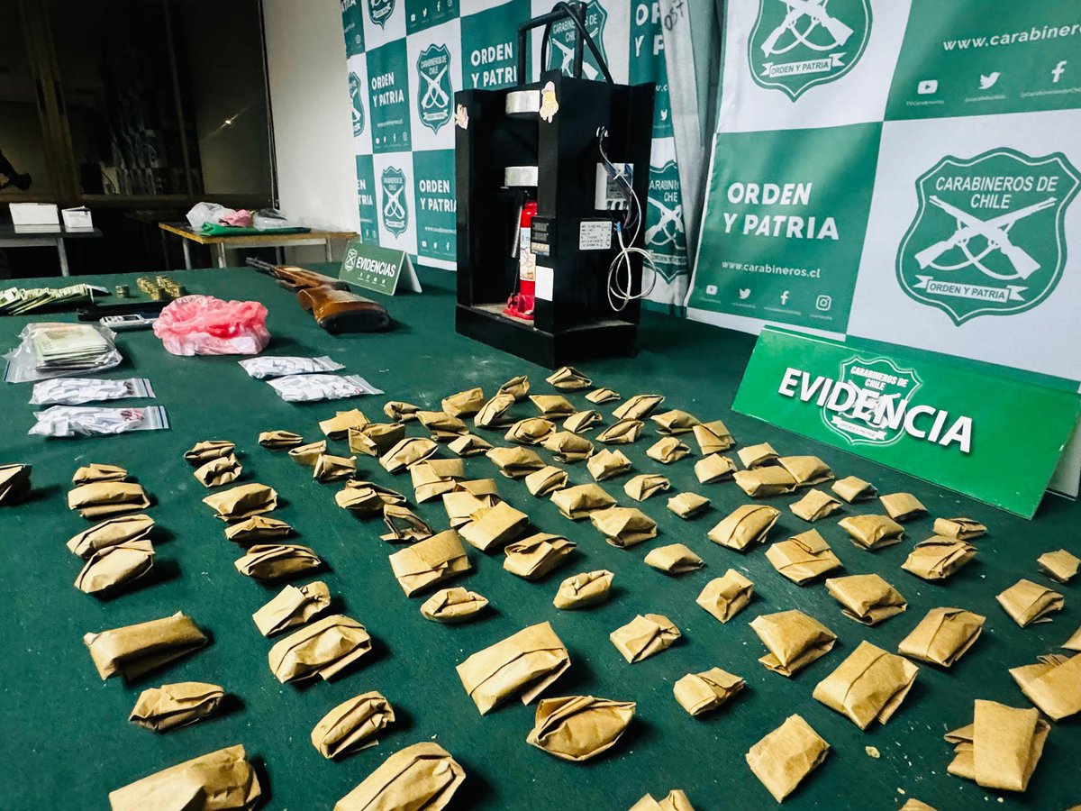 Carabdechile's tweet photo. 🔴#Ahora: Tras allanamientos en la población Los Nogales de #EstaciónCentral, el Departamento OS7 de Carabineros, desarticuló una organización criminal, deteniendo a tres sujetos por tráfico de drogas. En el procedimiento se incautó cocaína, pasta base, marihuana, un rifle, una prensa hidráulica y cerca de $1 millón en efectivo. Todos pasan a control de detención. #OrdenyPatria