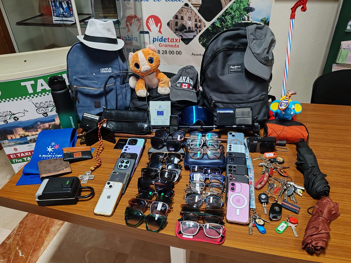 GranadaTaxi's tweet photo. Hemos entregado a @policiagr  en el departamento de objetos perdidos de @aytogr  estos objetos hallados en algunos de nuestros taxis 🚕

#objetosperdidosgranada https://t.co/6kXYSfoMgz