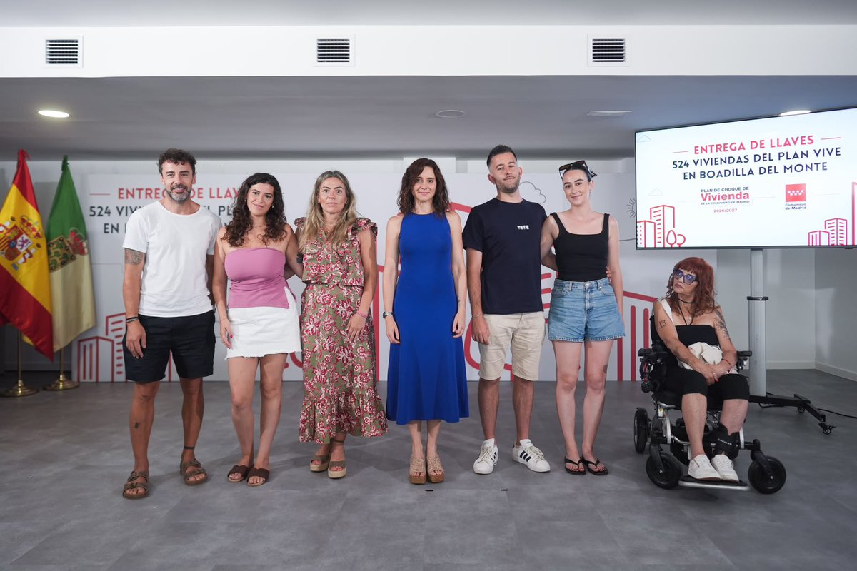 IdiazAyuso's tweet photo. Presentamos en Boadilla del Monte la promoción más importante del Plan Vive, con 524 viviendas a precios más asequibles.

Luminosas, con eficiencia energética, piscina, garaje, trastero…

Junto al resto de planes con los que seguimos trabajando por la vivienda. https://t.co/69xZU7LFQ7