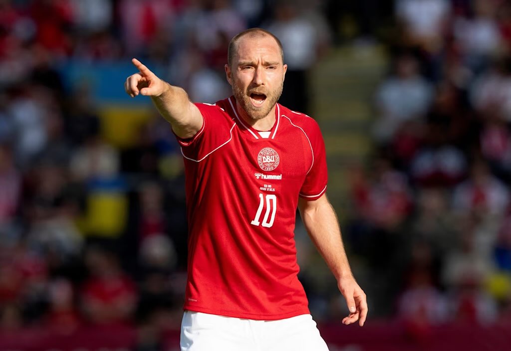 golsdobrasil1's tweet photo. 🇩🇰 Christian Eriksen está se preparando para voltar a jogar futebol, apesar dos médicos alertarem que outro problema cardíaco pode causar algo mais grave.

O meio-campista dinamarquês vai iniciar um programa individual de reabilitação na Dinamarca depois de desabar em campo pela segunda vez no último mês.

Seu ICD (desfibrilador) funcionou corretamente durante o incidente, mas Eriksen segue determinado a continuar a carreira.​​​​​​​​​​​​​​​​​​​​​​​​​​​​​​​​​​​​​​​​​​​​​​​​​​

— Daily Mail
📸 Bo Amstrup/Ritzau Scanpix