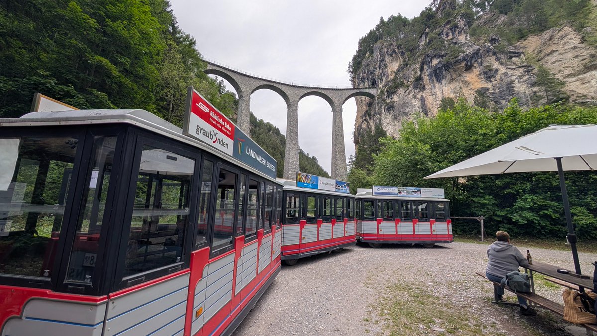 ilturista_info's tweet photo. ✨ Per scoprire il Viadotto del Landwasser, lungo la linea dell'Albula, suggeriamo:
✔️ Il Landwasser Express: per ammirarlo dal basso nella sua interezza.
✔️ La navetta del viadotto: una carrozza cabriolet che lo percorre per intero
#albula
@MySwitzerland_i https://t.co/QgxH4SQuMD