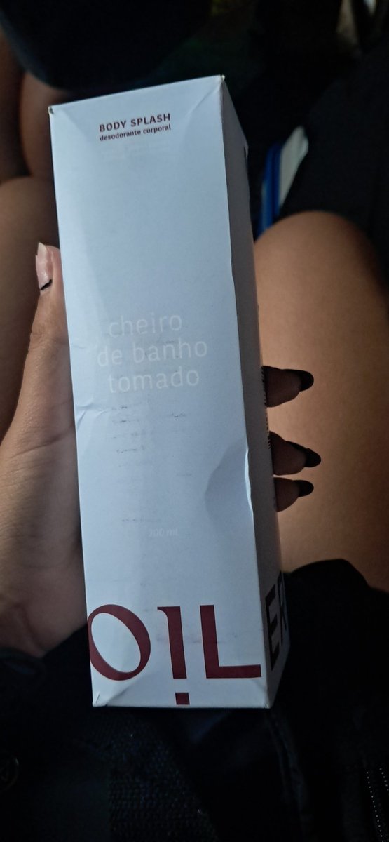 Fiachna_'s tweet photo. @amazonbrasil o pedido da minha mãe veio errado inves do telefone veio a porcaria de um body splash https://t.co/WJdDvWsPLq