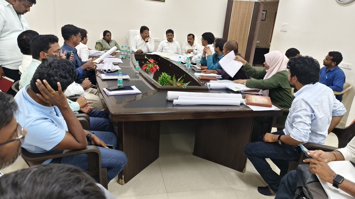palamuru's tweet photo. అండర్ గ్రౌండ్ డ్రైనేజీ  నిర్మాణపు పనులపై నగర మేయర్, డిప్యూటీ మేయర్, ముడా చైర్మన్ మరియు అధికారులతో ఎమ్మెల్యే క్యాంపు కార్యాలయంలో సమీక్ష నిర్వహించడం జరిగింది... #YennamSrinivasReddy #Mahabubnagar #congress #telanganacongress #telangana https://t.co/z5s91I6wiI