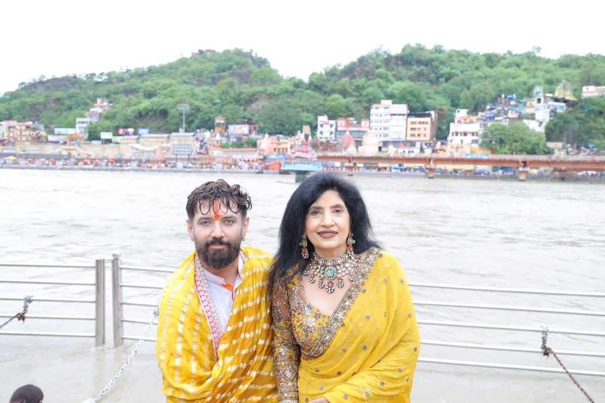 iChiragPaswan's tweet photo. आज उत्तराखंड के हरिद्वार में पवित्र माँ गंगा के पावन तट पर भांजी के मुंडन संस्कार में सपरिवार शामिल हुआ।

माँ गंगा से समस्त परिवार और देशवासियों के लिए सुख- समृद्धि और शांति की कामना की। https://t.co/LgfcwVVl5F