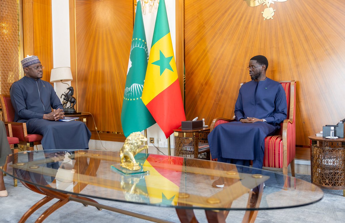 PR_Senegal's tweet photo. Les JOJ 2026 s'ancrent dans les territoires. Le Chef de l'État a reçu le Maire de Yeumbeul Sud, porteur du projet de Village Planétaire, labellisé par le comité d'organisation. Sport, culture, éducation : une plateforme durable pour la jeunesse, appelée à vivre au-delà des Jeux. https://t.co/8EJvizmHpj