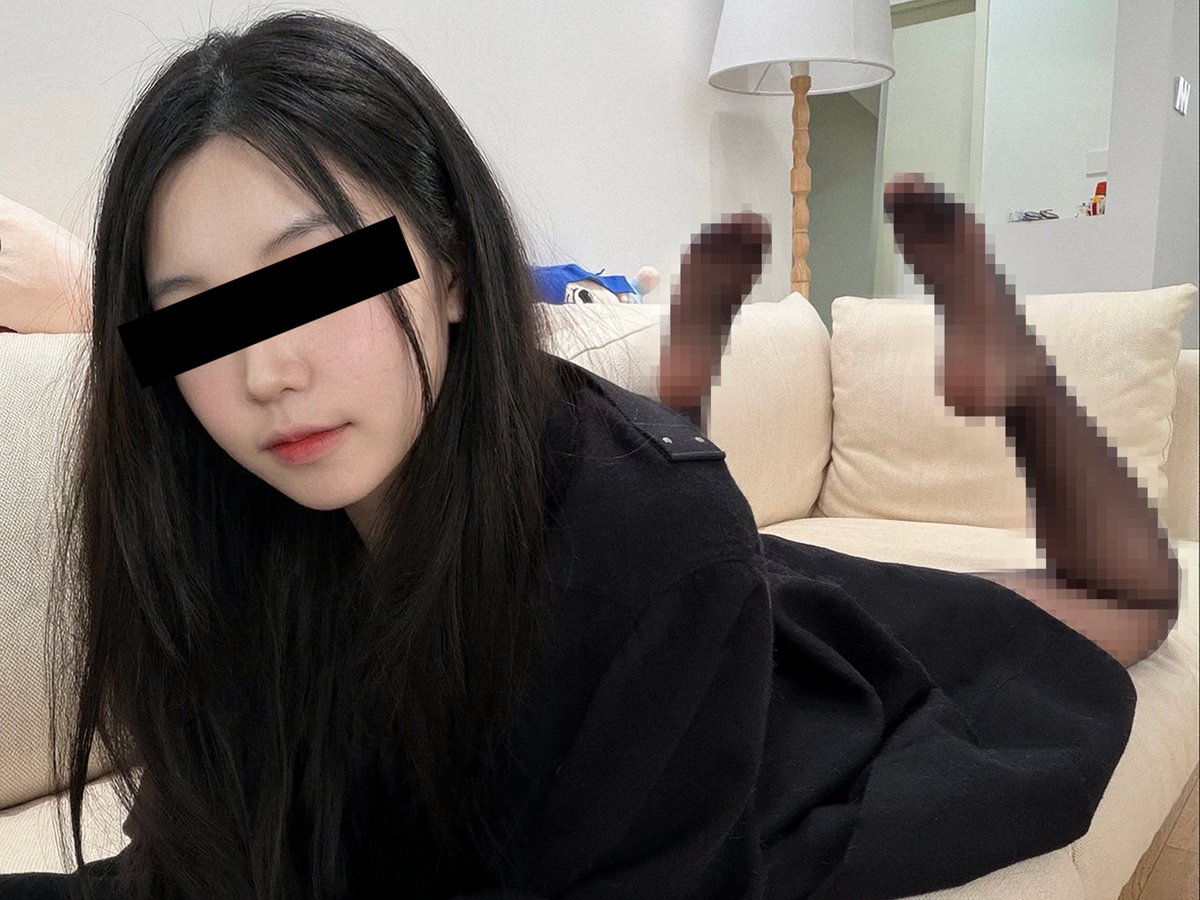 XinMom_'s tweet photo. #betacensored #beta #射精管理 #怼脸  #盯榨 #盯射 #反差 #反差婊 #NTR #寸止
只能盯着小萌亲妈黑脚撸，但禁止射精🚫💦 https://t.co/xKKZTAWw2f