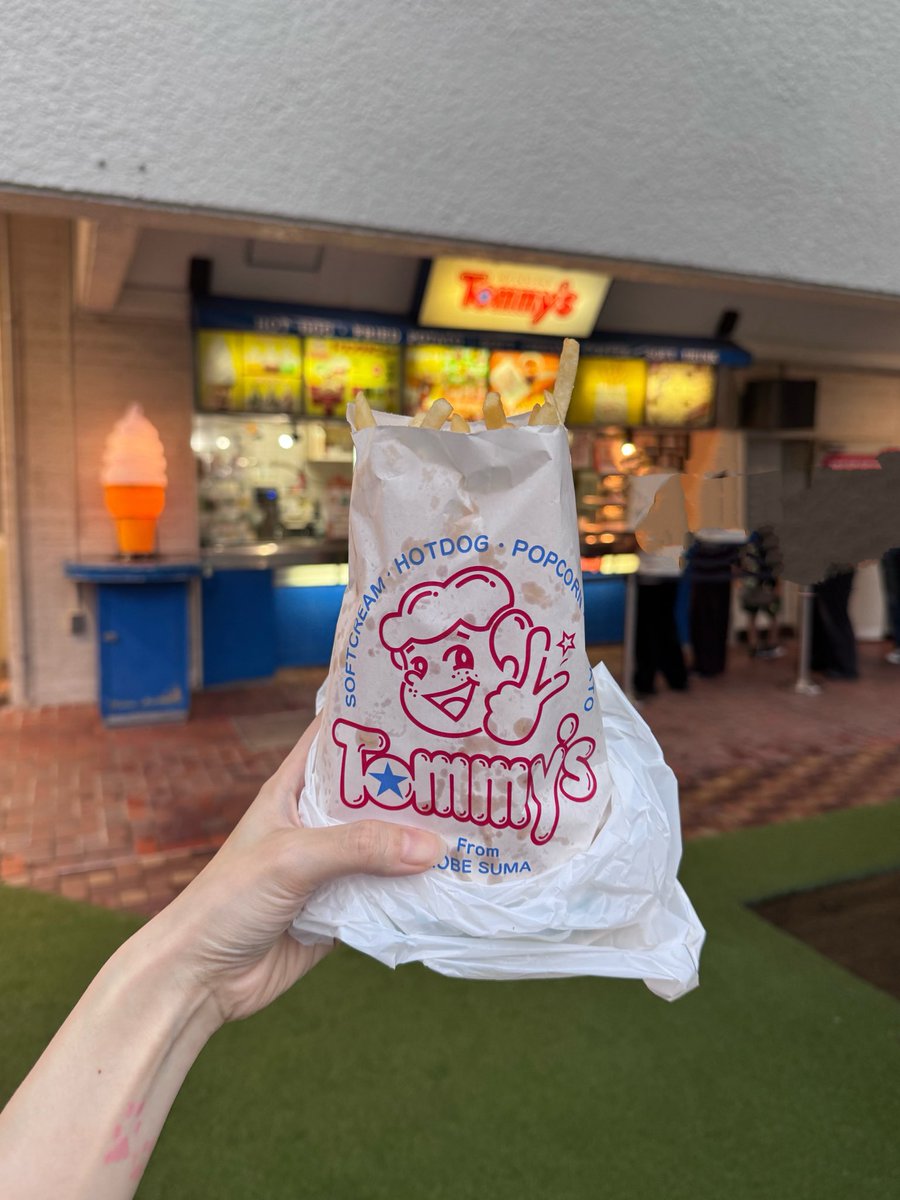 poiehi's tweet photo. 日本一美味しいフライドポテトがあると聞いて、東京から神戸まで行き行列に並びフライドポテト（¥350）を購入。確かに人生で食べてきたフライドポテトの中で一番美味しかった………
マ〇クでポテト頼んだときに１本だけ見つかるカリカリで塩加減が抜群においしいポテトが♾️に入ってるみたいなかんじ https://t.co/8dKAA9NETN