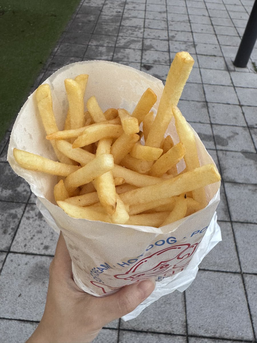 poiehi's tweet photo. 日本一美味しいフライドポテトがあると聞いて、東京から神戸まで行き行列に並びフライドポテト（¥350）を購入。確かに人生で食べてきたフライドポテトの中で一番美味しかった………
マ〇クでポテト頼んだときに１本だけ見つかるカリカリで塩加減が抜群においしいポテトが♾️に入ってるみたいなかんじ https://t.co/8dKAA9NETN