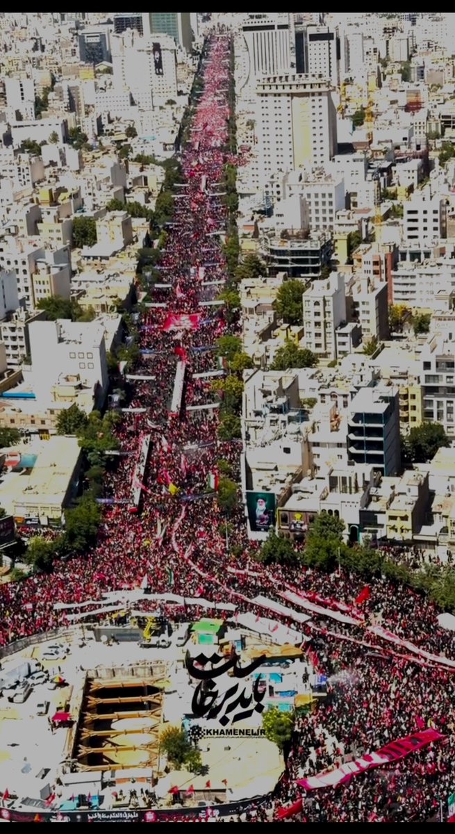 SOHeiill3's tweet photo. در جنوب کشور درگیری شدیدی رخ داده 

ولی ملت غیور ایران بدون هیچ ترسی در مراسم رهبرشهیــد حضور دارن. 

دشمن این اتحاد رو دیده و ترسیده! 
#باید_برخاست
#قائد_امت https://t.co/j0S2w1bNh3