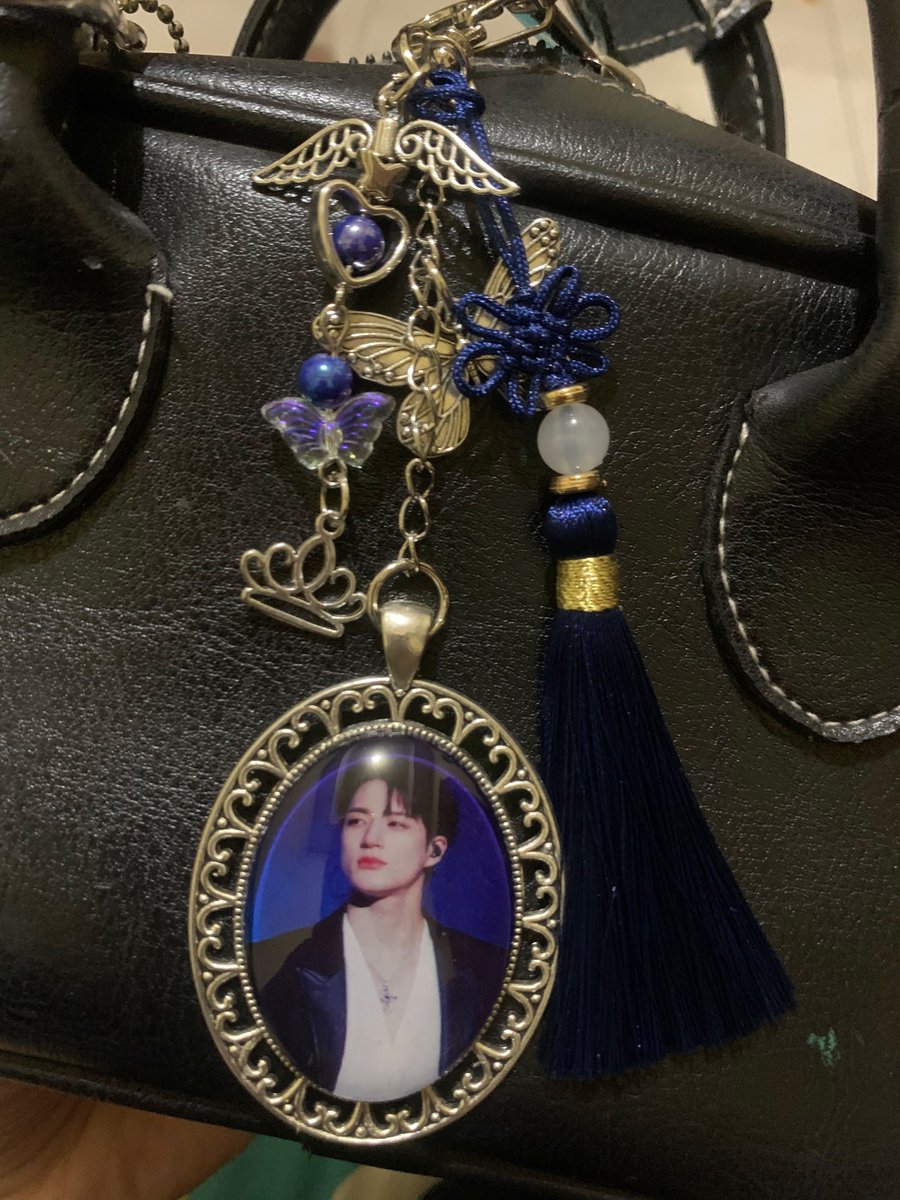 sforsnoo's tweet photo. Plz ini cantik banget pas tadi unboxing aku nggak berenti ngomong "cantik banget" ril amaze ak 😭😭 tengkyuww kaa 💙💙 https://t.co/rJA4kvepjb