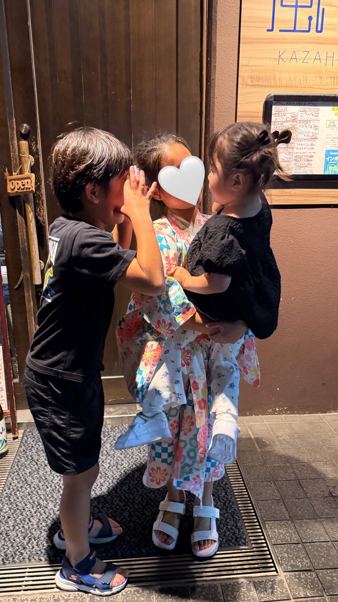 Kurumi430's tweet photo. 先日、蒲原祭りへ行きました✨

新潟で初めてのお祭り🤍

ぽっぽ焼きを食べました！丸いものを想像してたら、長くてびっくり😳すごく美味しかったです🤤

たまごせんべいが本当に無くて寂しかった🤣

小野さんのお子様達にべったりな萩花👧🏻💕
いつも萩花を可愛がってくれてありがとう🫶 https://t.co/yrM7QdIhhy