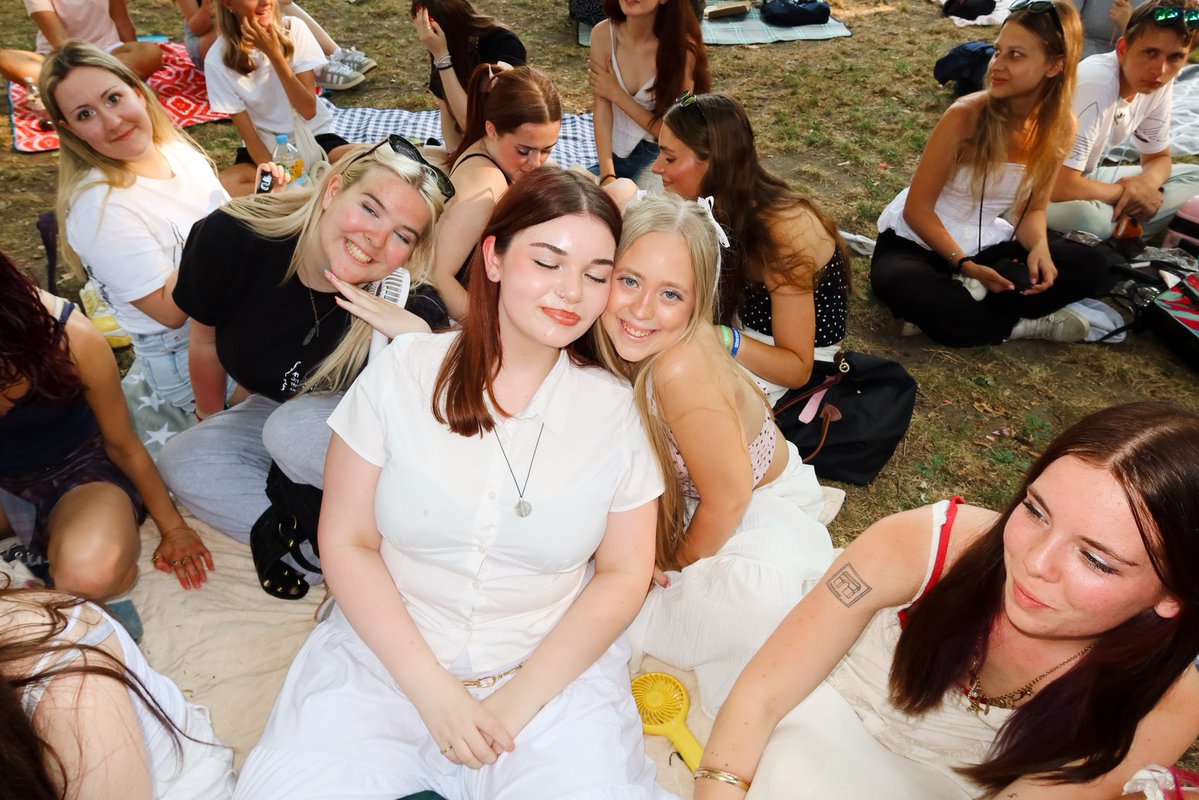 erinlecountnl's tweet photo. a thread of some pictures of erin with her beautiful fans at the cinema event yesterday ! via erin on discord :D

08.07.2026 https://t.co/NrK29XUorz