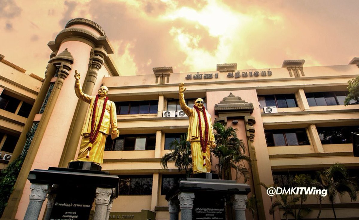 arivalayam's tweet photo. பல்கலைக்கழகங்களின் துணைவேந்தர் தேடல் குழுவில் பல்கலைக்கழக மானியக் குழு (UGC) உறுப்பினரைச் சேர்ப்பது மாநில உரிமைகளுக்கு எதிரானது! மாநில ஆட்சியாளர்கள் தங்கள் முடிவை மறுபரிசீலனை செய்க மேனாள் துணைவேந்தர் ம.இராசேந்திரன் அறிக்கை!

மாநிலப் பல்கலைக்கழகங்கள் அந்தந்த மாநிலச் சட்டங்களின் கீழ் நிறுவப்பட்டு, அவற்றின் நிருவாகம், துணைவேந்தர் நியமனம் உள்ளிட்ட அனைத்து நடைமுறைகளும் அந்தச் சட்டங்களின்படியே மேற்கொள்ளப்பட வேண்டும் என்பது சட்டத்தின் அடிப்படைக் கொள்கையாகும். இந்நிலையில், துணைவேந்தர் தேடல் குழுவில் பல்கலைக்கழக மானியக் குழு உறுப்பினரைச் சேர்ப்பதற்கு மாநில அரசு இசைவு தெரிவித்திருப்பது உடனடியாக மறுபரிசீலனை செய்யப்பட வேண்டியது அவசியமாகும்.

மாநிலப் பல்கலைக்கழகங்களின் துணைவேந்தர் தேடல் குழுவின் அமைப்பு அந்தந்த பல்கலைக்கழகச் சட்டங்களில் தெளிவாக வரையறுக்கப்பட்டுள்ளது. அந்த அமைப்பை மாற்ற வேண்டுமெனில், சம்பந்தப்பட்ட சட்டத்தில், சட்டமன்றத்தின் மூலம் திருத்தம் மேற்கொள்ளப்பட வேண்டும். நிர்வாக இசைவு அல்லது அரசாணை மூலம் சட்டத்தின் அடிப்படை அமைப்பை மாற்ற இயலாது.

உரிய சட்டத்திருத்தம் செய்யாமல் தேடல் குழுவில் வெளிப்புற ஒழுங்குமுறை அமைப்பின் பிரதிநிதியை கட்டாயமாகச் சேர்ப்பது பல்கலைக்கழகத் தன்னாட்சியைக் குறைக்கும். இது சட்டமன்றத்தின் அதிகாரத்திற்கு அறைகூவல் விடும் செயலாக அமையும்.

இந்திய அரசியலமைப்பின் கூட்டாட்சிக் கட்டமைப்பின்படி, மாநிலப் பல்கலைக்கழகங்களின் நிருவாகம் மாநில அரசுக்கும் மாநிலச் சட்டங்களுக்கும் உட்பட்டதாகும். இதில் மத்திய அமைப்பின் பிரதிநிதித்துவத்தை கட்டாயப்படுத்துவது மாநில உரிமைகளுக்கு எதிரானதாகும்.

பல்கலைக்கழக மானியக் குழு என்பது உயர்கல்வித் தரநிலைகளை வகுத்து, மானியங்கள் வழங்கி, ஒழுங்குமுறை வழிகாட்டுதல்களை வெளியிடும் அமைப்பாகும். ஆனால் மாநிலப் பல்கலைக்கழகங்களின் நிர்வாக நியமனங்களில் நேரடி உறுப்பினராக இருப்பது அதன் முதன்மைப் பொறுப்பின் எல்லையைத் தேவையின்றி விரிவுபடுத்துவதாகும்.

ஒருபுறம் தரநிலைகளை மதிப்பீடு செய்யும் அமைப்பாகவும், மறுபுறம் துணைவேந்தர் தேர்வில் உறுப்பினராகவும் இருப்பது, அதிகாரக் குவிப்பிற்கும் நலன் முரண்பாட்டிற்கும் வழிவகுக்கும்.

ஒவ்வொரு மாநிலத்திற்கும் தனித்தனி பல்கலைக்கழகச் சட்டங்களும் நிர்வாக மரபுகளும் உள்ளன. அனைத்திற்கும் ஒரே மாதிரியான தேடல் குழு அமைப்பை விதிப்பது மாநிலங்களின் தேவைகளுக்கு ஏற்றதாக இருக்காது.

 மத்திய அமைப்பின் பிரதிநிதியை நியமிப்பதில் ஏற்படும் தாமதம், துணைவேந்தர் நியமனத்தையும் தாமதப்படுத்தி, பல்கலைக்கழக நிர்வாகத்தில் பாதிப்பை ஏற்படுத்தும்.

மாநிலச் சட்டத்தில் குறிப்பிடப்படாத உறுப்பினரைத் தேடல் குழுவில் சேர்த்து மேற்கொள்ளப்படும் நியமனங்கள் நீதிமன்றங்களில் சவாலுக்குள்ளாகும் வாய்ப்பு உள்ளது.

உயர்கல்வித் தரத்தை உறுதிப்படுத்துவது அவசியமானதே. ஆனால் அதற்காக மாநில அரசின் சட்டப்பூர்வ அதிகாரங்களும் பல்கலைக்கழகத் தன்னாட்சியும் பாதிக்கப்படக் கூடாது. உயர்கல்வித் தரநிலைகளும் மாநில உரிமைகளும் சமநிலையுடன் பாதுகாக்கப்படும் வகையிலான நடைமுறைகளே ஏற்றதாகும்.

இத்தகைய காரணங்களினால், மாநில பல்கலைக்கழக துணைவேந்தர் தேடல் குழுவில், பல்கலைக்கழக மானிய குழு உறுப்பினரை நியமிப்பதற்கு இசைவு தரும் போக்கினை தமிழ்நாட்டை ஆள்பவர்கள் உடனடியாக கைவிட்டு, மாநில உரிமைகளை நிலைநாட்ட வேண்டும் என கல்வியாளர்கள் சார்பில் வலியுறுத்துகிறோம்.

அன்புடன்
ம.இராசேந்திரன்
மேனாள் துணைவேந்தர்