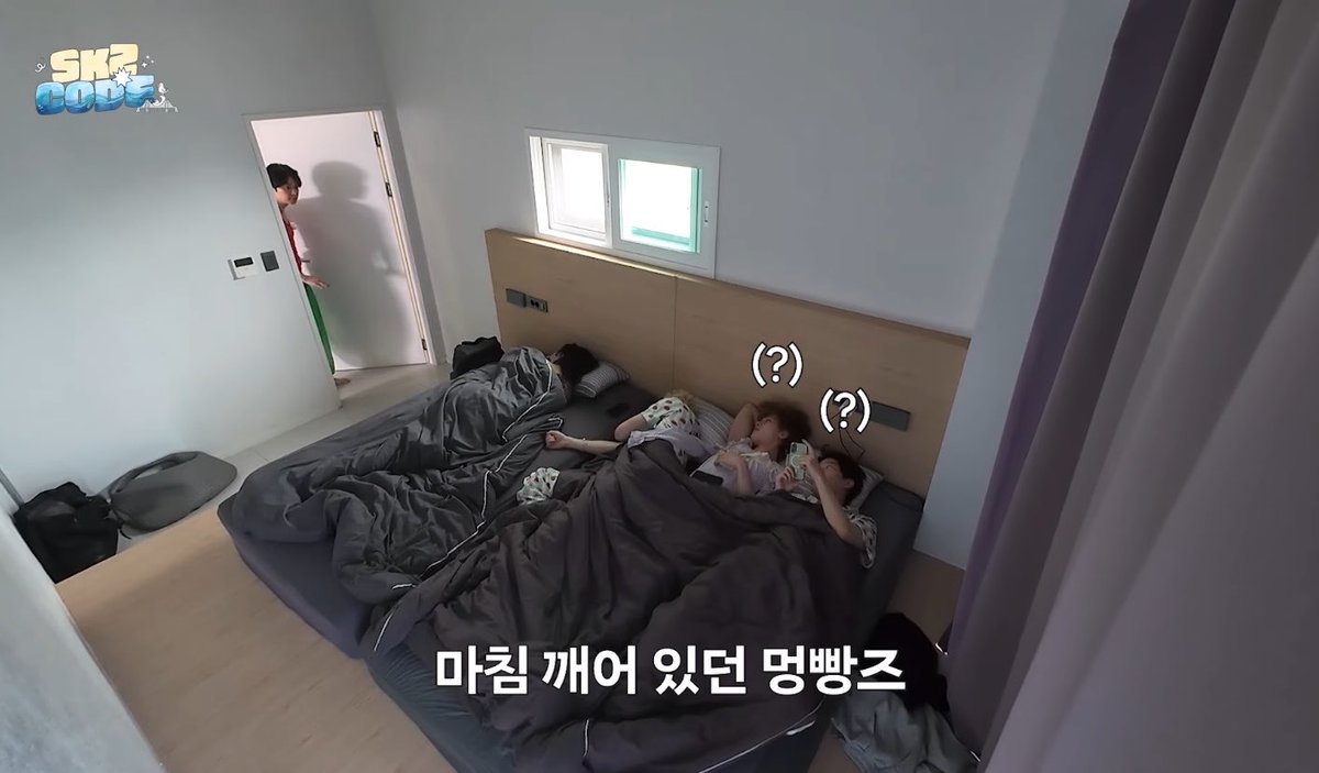 SEUNGM1NE's tweet photo. THIS ROOM IS PACKED DHDJSKAL AND THE SPACE BETWEEN HYUNJIN AND CHAN😭😭😭 https://t.co/t8LmXVsAZv